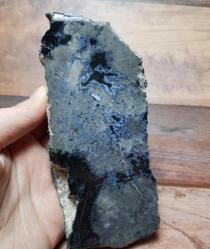 Yoğun Koyu Renkli Çubuk Akik Levha - Siyah Numune - Odaklanma, Koruma ve Derin Anlayış Taşı - Ağırlık: 383g - Benzersiz Koleksiyonluk Nadir Parça