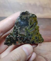 Sarı ve Yeşil Şeritli 3D Çubuk Akik, Eşsiz Jeolojik Hediye, Kalp ve Güneş Pleksusu - Ağırlık: 85g - Benzersiz Koleksiyonluk Nadir Parça Kütle