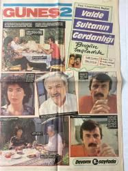 GÜNEŞ 2 GAZETESİ DOĞUM GÜNÜ HEDİYESİ (TURKISH NEWSPAPPER) - 14 EKİM 1984 -Cevat Fehmi Başkut-Salih Kırmızı-Filiz Ersürer-Kenan Pars-Belkıs Dilligil-Baki Tamer-Sibel Egemen-Michele D’Isidoro-Kemal Yıldız-Nükhet Duru-Gönül Yazar-Hasan Sapan-Unal Yaltırık-İdris Pehlivan-Neşet Koral-Melih Kibar-Uğur Saytaş-Enis Pekşul-Füsun Pekşul-Esma Akbulut-Engin Köksal-İnci Güven-Rafet Çameli-Kadir Köksal-Hasan Akbulut-Ertuğrul Pekşul-Ercüment Akar-Dr Nihat Tanfer-Suna Keskin-Renan Tüzin-Reha Uzell-Betül Sakarya-Valde Sultan’ın Gerdanlığı-Bugün başladık-Bu güneşe doyulur mu-Akdeniz’de yaz bitmiyor-26 yaşında eli sokağında-El sanatlarınızı yeterince tanıtmıyorsunuz-Günah Çemberi-İşin Kolayı-Afiyet Olsun-Hamarat Abla-Yağmurla Gelen Adam-Mizah-Güneş Radyo-Sultan Sofrası-Her içkinin bardağı farklıdır-Yüksek burcunuz-Burcunuz Terazi