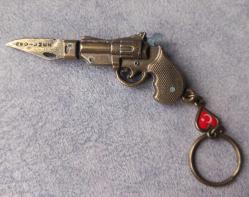 ÇANAKKALE GEÇİLMEZ YAZILI UCU SUSTALI ÇAKILI TABANCA FORMUNDA METAL ANAHTARLIK KONDİSYON YÜKSEK KOLEKSİYONLUK