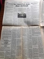 Azadi Gazetesi - Turkish Newspaper - 19 25 Mart 1992 - yürüdüler yemek boykotu yaptılar toplu vizeye çıktılar ve filli grev'e gittiler Fotoğrafı - HEP'i Meclisê çı dıkın nıvisi Ferhad Can - Avusturya Güney Kürdistan'ın Hewler kentindeki Avusturya Emine yapılan bombalı saldırıdan dolayı Irak'ı protesto etti - Şemdinli yine bombalandı - Didim Halk Kültür Derneği ile dayanışma gecesi - Kızıltepe peşmerge kampında olay - arkadaş kitabevine saldırı - iç Anadolu'da Kürtler yazan Ahmet Kızıl - Suruç belediye başkanı Salih Tekinalp - Sanıka Laze Pire û saye maran Zazaki - Said-i Nursi ve Kürt sorunu - Falxana Xalê Tosın - Çendo bextiyar karikatür - Helbestvaneki Cıwan İsmail Badi - HEP Diyarbakır İl Başkanı Hüseyin Turhallı - Newroz katliamı protestocuları yargılanıyor - Grup Ekin pavarotti'den de ikametgah ilmuhaber istiyor musunuz Fotoğrafı - insan hakları Derneği Genel sekreteri Akın Birdal Kürt sorunu en yaşamsal sorundur - evlilik hakkında kadınlar konuşuyor - Küba'da sosyalizm sürecek mi