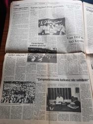 Azadi Gazetesi - Turkish Newspaper - 19 25 Mart 1992 - yürüdüler yemek boykotu yaptılar toplu vizeye çıktılar ve filli grev'e gittiler Fotoğrafı - HEP'i Meclisê çı dıkın nıvisi Ferhad Can - Avusturya Güney Kürdistan'ın Hewler kentindeki Avusturya Emine yapılan bombalı saldırıdan dolayı Irak'ı protesto etti - Şemdinli yine bombalandı - Didim Halk Kültür Derneği ile dayanışma gecesi - Kızıltepe peşmerge kampında olay - arkadaş kitabevine saldırı - iç Anadolu'da Kürtler yazan Ahmet Kızıl - Suruç belediye başkanı Salih Tekinalp - Sanıka Laze Pire û saye maran Zazaki - Said-i Nursi ve Kürt sorunu - Falxana Xalê Tosın - Çendo bextiyar karikatür - Helbestvaneki Cıwan İsmail Badi - HEP Diyarbakır İl Başkanı Hüseyin Turhallı - Newroz katliamı protestocuları yargılanıyor - Grup Ekin pavarotti'den de ikametgah ilmuhaber istiyor musunuz Fotoğrafı - insan hakları Derneği Genel sekreteri Akın Birdal Kürt sorunu en yaşamsal sorundur - evlilik hakkında kadınlar konuşuyor - Küba'da sosyalizm sürecek mi