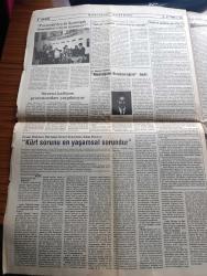 Azadi Gazetesi - Turkish Newspaper - 19 25 Mart 1992 - yürüdüler yemek boykotu yaptılar toplu vizeye çıktılar ve filli grev'e gittiler Fotoğrafı - HEP'i Meclisê çı dıkın nıvisi Ferhad Can - Avusturya Güney Kürdistan'ın Hewler kentindeki Avusturya Emine yapılan bombalı saldırıdan dolayı Irak'ı protesto etti - Şemdinli yine bombalandı - Didim Halk Kültür Derneği ile dayanışma gecesi - Kızıltepe peşmerge kampında olay - arkadaş kitabevine saldırı - iç Anadolu'da Kürtler yazan Ahmet Kızıl - Suruç belediye başkanı Salih Tekinalp - Sanıka Laze Pire û saye maran Zazaki - Said-i Nursi ve Kürt sorunu - Falxana Xalê Tosın - Çendo bextiyar karikatür - Helbestvaneki Cıwan İsmail Badi - HEP Diyarbakır İl Başkanı Hüseyin Turhallı - Newroz katliamı protestocuları yargılanıyor - Grup Ekin pavarotti'den de ikametgah ilmuhaber istiyor musunuz Fotoğrafı - insan hakları Derneği Genel sekreteri Akın Birdal Kürt sorunu en yaşamsal sorundur - evlilik hakkında kadınlar konuşuyor - Küba'da sosyalizm sürecek mi