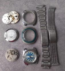 VİNTAGE DÖNEM KURMALI KOL SAATİ PARÇALARI.  KORDONLAR SAĞLAM,SADECE BİRİNİ BİR YERDE TELLE TUTTURULMUŞ. PİM TAKILIRSA SORUN KALMAZ. PARÇA NİYETİNE SATILIR