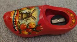 HOLLANDADAN ALINMIŞ MEŞHUR AHŞAP AYAKKABI. KALEMTRAŞ. SIFIR, KULLANILMADI.