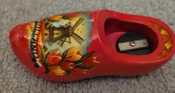 HOLLANDADAN ALINMIŞ MEŞHUR AHŞAP AYAKKABI. KALEMTRAŞ. SIFIR, KULLANILMADI.