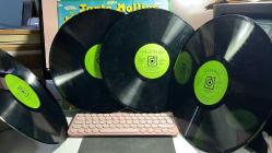 TANTE MOLLIES MARCHEN _ TRUHE  - DELTA MUSIC RECORDS  2023 -  VINLY - MOLY TEYZE'NİN MASAL SANDIĞI İSİMLİ ALMANCA ÇOCUK RADYO SKECİ - TOPLAM 4 PLAK ORİJİNAL KUTUSU İÇİNDE...