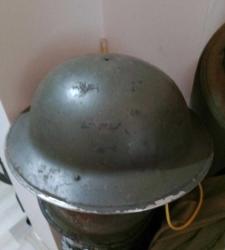 Kore Savaşı Türk Askeri Miğferi.  İkinci Dünya Savaşı Dönemi İngiliz Miğferi Türk Ordusunca da Kullanılmaya Başlanmış,  Türk Askeri ve Subayları Tarafından Kore Savaşı sonrasında da Kullanılmaya devam etmiştir..koleksiyonluk bir ürün.