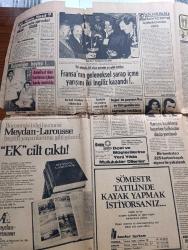 Günaydın Gazetesi - Turkish Newspaper - 5 Ocak 1977 - Türkiye'ye hem petrol hem dolar akacak - Iraklılar Süleyman Demirel'i altın yaldızlı koltuğa oturttular Fotoğrafı - Boksör Muhammed Ali Clay 35 milyon lira tazminat verip karısından boşandı Fotoğrafı - Kozan Hastanesi Başhekimi olan Doktor Ahmet Karadağ hastanede koma halinde yatarken görülüyor Fotoğrafı - İki günde 83 şişe şarabı su gibi içtiler Fotoğrafı - Bir tombalacı 225 karton kaçak sigara ile yakalandı - Düdüklü tencere yazan Necati Zincirkıran - Tan turizm - küçük ilanlar - televizyonda en çok sevilen spiker Erkan Oyal'ın başını kaşıyacak vakti yok Fotoğrafı - Nokta ve Virgülün güldürüleri makas yedi Fotoğrafı - yılbaşı ve televizyonumuz yazan Uğur Dündar - hafif batı müziği programında 5 parça ile ekrana gelecek olan Sibel Egemen Fotoğrafı - açık oturum yabancı sermaye yatırımları tartışılacak - Şinasi Ertan Feyyaz Berker Sakıp Sabancı Profesör Doktor Memduh Yaşa ve Memdullah Gezgin birlikte görülüyor Fotoğrafı - hayat yolu
