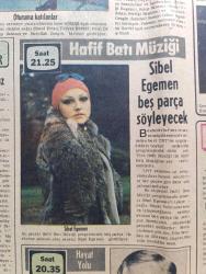 Günaydın Gazetesi - Turkish Newspaper - 5 Ocak 1977 - Türkiye'ye hem petrol hem dolar akacak - Iraklılar Süleyman Demirel'i altın yaldızlı koltuğa oturttular Fotoğrafı - Boksör Muhammed Ali Clay 35 milyon lira tazminat verip karısından boşandı Fotoğrafı - Kozan Hastanesi Başhekimi olan Doktor Ahmet Karadağ hastanede koma halinde yatarken görülüyor Fotoğrafı - İki günde 83 şişe şarabı su gibi içtiler Fotoğrafı - Bir tombalacı 225 karton kaçak sigara ile yakalandı - Düdüklü tencere yazan Necati Zincirkıran - Tan turizm - küçük ilanlar - televizyonda en çok sevilen spiker Erkan Oyal'ın başını kaşıyacak vakti yok Fotoğrafı - Nokta ve Virgülün güldürüleri makas yedi Fotoğrafı - yılbaşı ve televizyonumuz yazan Uğur Dündar - hafif batı müziği programında 5 parça ile ekrana gelecek olan Sibel Egemen Fotoğrafı - açık oturum yabancı sermaye yatırımları tartışılacak - Şinasi Ertan Feyyaz Berker Sakıp Sabancı Profesör Doktor Memduh Yaşa ve Memdullah Gezgin birlikte görülüyor Fotoğrafı - hayat yolu
