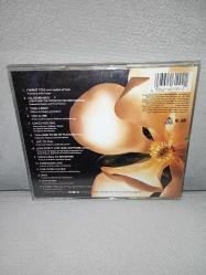 Cd Madonna something to remember albümü. Orijinal. Dinlemeyi etkilemeyen çizikler var sorunsuz çalışıyor. kartonet temiz. koleksiyonluk