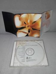 Cd Madonna something to remember albümü. Orijinal. Dinlemeyi etkilemeyen çizikler var sorunsuz çalışıyor. kartonet temiz. koleksiyonluk
