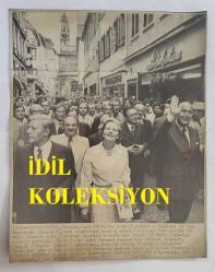 BİRLEŞİK KRALLIK ESKİ BAŞBAKANI MARGARET THATCHER'IN HABER AJANSI BASIM FOTOĞRAFI - NEWS AGENCY PHOTO OF FORMER UNITED KINGDOM PRIME MINISTER MARGARET THATCHER - 22 x 18 cm EBADINDA - AVRUPA ORTAK PAZARI ÜLKELERİNİN LİDERLERİ, İKİ GÜNLÜK ZİRVE TOPLANTISININ BAŞLAMASINDAN KISA BİR SÜRE ÖNCE PERŞEMBE GÜNÜ ALSAS ŞEHRİNİN MERKEZİNDE BİR GEZİNTİYE ÇIKTILAR. SOLDAN SAĞA: BATI ALMANYA ŞANSÖLYESİ HELMUT SCHMİDT, DANİMARKA BAŞBAKANI ANKER JOERGENSEN, LÜKSEMBURG BAŞBAKANI GASTON THORN'U SAKLAYAN İNGİLİZ BAŞBAKANI MARGARET THATCHER, İTALYAN BAŞBAKANI 1979 İNGİLTERE SİYASİ TARİHİ - (LEADERS OF THE EUROPEAN COMMON MARKET COUNTRIES TAKE A STROLL THROUGH  THE CENTER OF THIS ALSACE CITY THURSDAY SHORTLY BEFORE THE START OF THEIR TWO-DAY SUMMIT MEETING. FROM LEFT: WEST GERMAN CHANCELLOR HELMUT SCHMIDT, DENISH PREMIER ANKER JOERGENSEN, BRITISH PRIME MINISTER MARGARET THATCHER WHO HIDES LUXEMBOURG PREMIER GASTON THORN, ITALIAN PREMIER GIULIO ANDREOTTI AND FRENCH PRESIDENT VALERY GISCARD D'ESTAING. 1979)