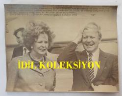 BİRLEŞİK KRALLIK ESKİ BAŞBAKANI MARGARET THATCHER'IN HABER AJANSI BASIM FOTOĞRAFI - NEWS AGENCY PHOTO OF FORMER UNITED KINGDOM PRIME MINISTER MARGARET THATCHER - 23 x 17 cm EBADINDA -İNGİLİZ BAŞBAKANI MARGARET THATCHER VE BATI ALMANYA ŞANSÖLYESİ HELMUT SCHMİDT, PAZARTESİ GÜNÜ BURADA BİR ARAYA GELDİKLERİNDE RÜZGARDAN ETKİLENMİŞLERDİ. ALMAN LİDER, İNGİLİZ BAŞBAKANLARININ RESMİ KIR EVİ OLAN YAKINDAKİ CHEQUERS'TA 24 SAAT SÜRECEK GÖRÜŞMELER İÇİN GELMİŞTİ.- İNGİLTERE SİYASİ TARİHİ - (BRİTİSH PRİME MİNİSTER MARGARET THATCHER AND WEST GERMAN CHANCELLOR HELMUT SCHMİDT ARE WİNDSWEPT AT THEY MEET HERE MONDAY AS THE GERMAN LEADER ARRİVED FOR 24-HOURS OF TALKS AT NEARBY CHEQUERS (THE OFFİCİAL COUNTRY RESİDENCE OF BRİTİSH PRİME MİNİSTERS)