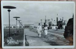 Fotokart: İzmir Enternasyonal Fuarı 50'li Yıllar (Arka Planda Manisa, Ali Galip ve Bahariye Mensucat Pavyonları Görünmektedir)