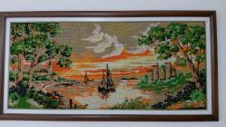 LOT.11 » Gün Batımında Yelkenli – Büyük Boy El İşçiliği Etamin Tablo (120x60 cm)