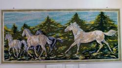 Orman İçinde Özgürlüğe Koşan Atlar – Büyük Boy Etamin Duvar Tablosu (110x50 cm)