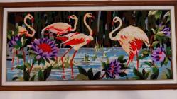 Nilüferler Arasında Flamingolar – El İşi Goblen Duvar Tablosu (120x55 cm)