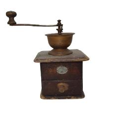 KAHVE DEĞİRMENİ, OSMANLI DÖNEMİ AHŞAP KAHVE DEĞİRMENİ  1900'LERDEN, AVRUPA YAPIMI, AHŞAP KASALI,  KÖŞELERİ KIRLANGIÇ GEÇME NADİR FORMDA VE YÜKSEK KONDİSYONDA KAHVE DEĞİRMENİ YÜKSEKLİK: 26,5 CM GENİŞLİK X DERİNLİK: 15,5 X 15,5 CM