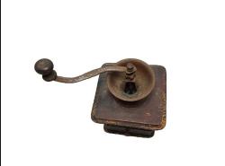 KAHVE DEĞİRMENİ, OSMANLI DÖNEMİ AHŞAP KAHVE DEĞİRMENİ  1900'LERDEN, AVRUPA YAPIMI, AHŞAP KASALI,  KÖŞELERİ KIRLANGIÇ GEÇME NADİR FORMDA VE YÜKSEK KONDİSYONDA KAHVE DEĞİRMENİ YÜKSEKLİK: 26,5 CM GENİŞLİK X DERİNLİK: 15,5 X 15,5 CM