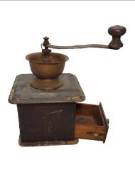 KAHVE DEĞİRMENİ, OSMANLI DÖNEMİ AHŞAP KAHVE DEĞİRMENİ  1900'LERDEN, AVRUPA YAPIMI, AHŞAP KASALI,  KÖŞELERİ KIRLANGIÇ GEÇME NADİR FORMDA VE YÜKSEK KONDİSYONDA KAHVE DEĞİRMENİ YÜKSEKLİK: 26,5 CM GENİŞLİK X DERİNLİK: 15,5 X 15,5 CM