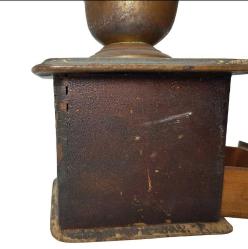 KAHVE DEĞİRMENİ, OSMANLI DÖNEMİ AHŞAP KAHVE DEĞİRMENİ  1900'LERDEN, AVRUPA YAPIMI, AHŞAP KASALI,  KÖŞELERİ KIRLANGIÇ GEÇME NADİR FORMDA VE YÜKSEK KONDİSYONDA KAHVE DEĞİRMENİ YÜKSEKLİK: 26,5 CM GENİŞLİK X DERİNLİK: 15,5 X 15,5 CM