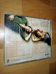incir reçeli orijinal film müzikleri cd (disk çok temiz; belki 10 kadar kılcal çizik var, performansı etkileyecek kadar değil) (arka kapakta su lekeleri var, ikinci fotoğrafa bakınız)