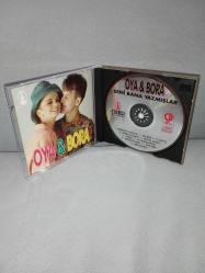 CD Oya Bora seni Bana yazmışlar albümü. Orijinal 1993 kırmızı bandrollü dönem baskı. Dinlemeyi etkilemeyen yoğun çizikler var baştan sona dinlendi sorunsuz çalışıyor