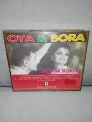 CD Oya Bora seni Bana yazmışlar albümü. Orijinal 1993 kırmızı bandrollü dönem baskı. Dinlemeyi etkilemeyen yoğun çizikler var baştan sona dinlendi sorunsuz çalışıyor