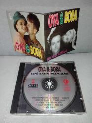CD Oya Bora seni Bana yazmışlar albümü. Orijinal 1993 kırmızı bandrollü dönem baskı. Dinlemeyi etkilemeyen yoğun çizikler var baştan sona dinlendi sorunsuz çalışıyor