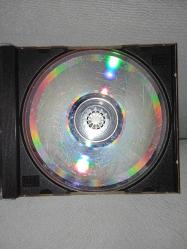 CD Oya Bora seni Bana yazmışlar albümü. Orijinal 1993 kırmızı bandrollü dönem baskı. Dinlemeyi etkilemeyen yoğun çizikler var baştan sona dinlendi sorunsuz çalışıyor