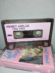 Kaset Fikret Kızılok yana yana albümü. Orijinal 1989 Ada Müzik Kağıt Baskı. Kartonet birbirine yapışık kaset sorunsuz çalışıyor
