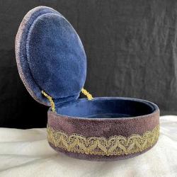 Nostaljik Pirinç Ayaklı Kadife Mücevher Kutusu