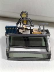 P103-----KURŞUNDAN EL YAPIMI ÇALIŞAN ADAM DEKORLU KARTVİZİTLİK-BİBLO-TABAN CAMI YOK