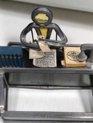 P103-----KURŞUNDAN EL YAPIMI ÇALIŞAN ADAM DEKORLU KARTVİZİTLİK-BİBLO-TABAN CAMI YOK