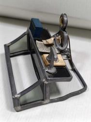 P103-----KURŞUNDAN EL YAPIMI ÇALIŞAN ADAM DEKORLU KARTVİZİTLİK-BİBLO-TABAN CAMI YOK