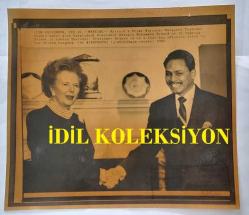 BİRLEŞİK KRALLIK ESKİ BAŞBAKANI MARGARET THATCHER'IN HABER AJANSI BASIM FOTOĞRAFI (KAĞIT BASKI) - NEWS AGENCY PHOTO (PAPER PRINT) OF FORMER UNITED KINGDOM PRIME MINISTER MARGARET THATCHER - 21 x 19 cm EBADINDA - . - İNGİLTERE SİYASİ TARİHİ - MARGARET THATCHER & HOSSAİN MOHAMMED ERSHAD. 1989