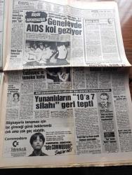 Hürriyet Gazetesi - Turkish Newspaper - 30 Mayıs 1988 - MİT operasyonunda varan 5 Atilla Aytek de tırpanlandı Fotoğrafı - Türkiye'de aranan Alaattin Çakıcı'yı İsviçre'de bulduk - Alaattin Çakıcı Uğur Dündar'a Oral Çelik olayından söz etti Fotoğrafı - İstanbul'un fethi gününde çağdışı çarşaflı kadınlar  Fotoğrafı - Kıbrıs Ermeniler ve Kafkasya konularında tedirginiz - Kaddafi'den Hafize Özal'a Fatiha - Galatasaray şampiyonluk coşkusunu taraftarıyla kutladı - Gümülcine yine karıştı iki camiye bomba - Diyarbakır Atatürk stadı'nda konser veren İbrahim Tatlıses'e teneke kutu atıldı Fotoğrafı - geceyi bekleyen ışıklar röportaj Leyla İsmier - Herkes SSK'yı talan ediyor - bayan Semra Özal'ı Rüştü Saraçoğlu uçurdu - genelevde AIDS kol geziyor - Yaşar Holding'le Mayasan Pınar markası yüzünden kapıştı - tekvandoda hem erkeklerde hem kızlarda Avrupa şampiyonu olduk Fotoğrafı - Malatyaspor 5 Beşiktaş 3 - Galatasaray'ın şampiyonluk kupası'nda şampanya Fotoğrafı - Galatasaray 29 yılda 8 şampiyonluk
