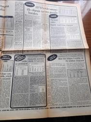 Milliyet 50. Yıl Gazetesi - Turkish Newspaper - 29 Ekim 1973 - İsmet İnönü Cumhuriyeti ilan eden kanunu Atatürk söyledi Ben yazdım Fotoğrafı - Cevdet Sunay 50 yılda çok sıkıntı çektik ama hepsini de yendik Fotoğrafı - Fahri Korutürk Türkiye'yi sosyal ve ekonomik sınavlar bekliyor Fotoğrafı - Cumhuriyeti nasıl ilan ettik - Celal Bayar rahatsız bulunduğunu söyleyerek düşüncelerini özür dileyerek açıklamamıştır - Elli Yılda Türk halkı üç kat büyüdü - nüfusun dağılış oranı - erkeklerin %70'i kadınların ise %50'si okur yazar - okuma yazma oranı tablosu - Cumhuriyet Türk tarihinde en köklü eğitim reformlarının yapıldığı dönemdir - nüfusun gelişimi tablo - 50. Yıl marşı söz Bekir Sıtkı Erdoğan müzik Necil Kazım Akses - 1923 meclisinde 1973 meclisinde fotoğraflar - enflasyon ve devalüasyon - para ve bankacılık - elektrik üretimi yılda %12 artıyor ve yetmiyor - 1970'lerde sanayi ilk olarak tarımı geride bıraktı - Her bin kişiye 4 araba ve 16 telefon düşüyor - tarım yerine sanayi