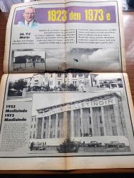 Milliyet 50. Yıl Gazetesi - Turkish Newspaper - 29 Ekim 1973 - İsmet İnönü Cumhuriyeti ilan eden kanunu Atatürk söyledi Ben yazdım Fotoğrafı - Cevdet Sunay 50 yılda çok sıkıntı çektik ama hepsini de yendik Fotoğrafı - Fahri Korutürk Türkiye'yi sosyal ve ekonomik sınavlar bekliyor Fotoğrafı - Cumhuriyeti nasıl ilan ettik - Celal Bayar rahatsız bulunduğunu söyleyerek düşüncelerini özür dileyerek açıklamamıştır - Elli Yılda Türk halkı üç kat büyüdü - nüfusun dağılış oranı - erkeklerin %70'i kadınların ise %50'si okur yazar - okuma yazma oranı tablosu - Cumhuriyet Türk tarihinde en köklü eğitim reformlarının yapıldığı dönemdir - nüfusun gelişimi tablo - 50. Yıl marşı söz Bekir Sıtkı Erdoğan müzik Necil Kazım Akses - 1923 meclisinde 1973 meclisinde fotoğraflar - enflasyon ve devalüasyon - para ve bankacılık - elektrik üretimi yılda %12 artıyor ve yetmiyor - 1970'lerde sanayi ilk olarak tarımı geride bıraktı - Her bin kişiye 4 araba ve 16 telefon düşüyor - tarım yerine sanayi