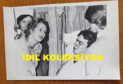 BİRLEŞİK KRALLIK ESKİ BAŞBAKANI MARGARET THATCHER'IN ORİJİNAL HABER AJANSI BASIM FOTOĞRAFI - ORIGINAL NEWS AGENCY PHOTO  OF FORMER UNITED KINGDOM PRIME MINISTER MARGARET THATCHER - 20 x 15 cm EBADINDA - MARGARET THATCHER HASTANEDE BİR ASKERİ ZİYARET ETTİ. - İNGİLTERE SİYASİ TARİHİ - MARGARET THATCHER VISITED A SOLDIER IN THE HOSPITAL.