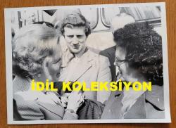 BİRLEŞİK KRALLIK ESKİ BAŞBAKANI MARGARET THATCHER'IN ORİJİNAL HABER AJANSI BASIM FOTOĞRAFI - ORIGINAL NEWS AGENCY PHOTO  OF FORMER UNITED KINGDOM PRIME MINISTER MARGARET THATCHER - 20 x 15 cm EBADINDA - MARGARET THATCHER VE EV HANIMI MARY WASTELL, BAYAN THATCHER'IN 23 NİSAN PAZARTESİ GÜNÜ NEWCASTLE ŞEHRİNİ ZİYARET ETTİĞİ SIRADA KARŞILAŞTIKLARINDA HARARETLİ BİR TARTIŞMA YAŞADILAR. - İNGİLTERE SİYASİ TARİHİ - MARGARET THATCHER AND HOUSEWIFE MARY WASTELL HAVING A HEATED  EXCHANGE WHEN THEY MET AS MRS. THATCHER TOURED THE CITY OF NEWCASTLE ON MONDAY APRIL 23RD.