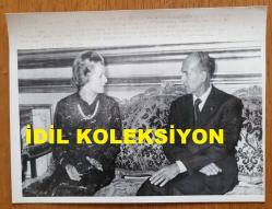 BİRLEŞİK KRALLIK ESKİ BAŞBAKANI MARGARET THATCHER'IN ORİJİNAL HABER AJANSI BASIM FOTOĞRAFI - ORIGINAL NEWS AGENCY PHOTO  OF FORMER UNITED KINGDOM PRIME MINISTER MARGARET THATCHER - 20 x 15 cm EBADINDA . - İNGİLTERE SİYASİ TARİHİ -