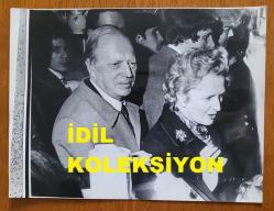 BİRLEŞİK KRALLIK ESKİ BAŞBAKANI MARGARET THATCHER'IN ORİJİNAL HABER AJANSI BASIM FOTOĞRAFI - ORIGINAL NEWS AGENCY PHOTO  OF FORMER UNITED KINGDOM PRIME MINISTER MARGARET THATCHER - 20 x 15 cm EBADINDA . - İNGİLTERE SİYASİ TARİHİ - MARGARET THATCHER & AIREY NEAVE
