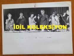 BİRLEŞİK KRALLIK ESKİ BAŞBAKANI MARGARET THATCHER'IN ORİJİNAL HABER AJANSI BASIM FOTOĞRAFI - ORIGINAL NEWS AGENCY PHOTO  OF FORMER UNITED KINGDOM PRIME MINISTER MARGARET THATCHER - 20 x 15 cm EBADINDA . - İNGİLTERE SİYASİ TARİHİ -