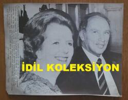 BİRLEŞİK KRALLIK ESKİ BAŞBAKANI MARGARET THATCHER'IN HABER AJANSI BASIM FOTOĞRAFI - NEWS AGENCY PHOTO  OF FORMER UNITED KINGDOM PRIME MINISTER MARGARET THATCHER -  24 x 19 cm EBADINDA - İNGİLİZ BAŞBAKANI MARGARET THATCHER VE KANADA BAŞBAKANI PİERRE TRUDEAU, PAZARTESİ GÜNÜ OTTAWA'DA YAPTIKLARI GÖRÜŞME SIRASINDA KAMERALARA GÜLÜMSÜYORLAR. İNGİLİZ BAŞBAKANI, BAKANLARLA KABİNE ODASINDA YAPTIĞI TOPLANTININ ARDINDAN TRUDEAU İLE PARLAMENTO TEPESİ'NDEKİ RESMİ OFİSİNDE BİR ARAYA GELDİ. 1983 - İNGİLTERE SİYASİ TARİHİ - BRITISH PRIME MINISTER MRS MARGARET THATCHER AND CANADIAN PRIME MINISTER PIERRE TRUDEAU SMILS FOR THE CAMERAS AS THE TWO SIT DOWN FOR TALKS IN OTTAWA MONDAY. THE BRITISH PRIME MINISTER MET WITH TRUDEAU IN HIS OFFICIAL PARLIAMENT HILL OFFICE AFTER A MEETING IN THE CABINET ROOM WITH MINISTERS. 1983