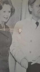 BİRLEŞİK KRALLIK ESKİ BAŞBAKANI MARGARET THATCHER'IN HABER AJANSI BASIM FOTOĞRAFI - NEWS AGENCY PHOTO  OF FORMER UNITED KINGDOM PRIME MINISTER MARGARET THATCHER -  25 x 20 cm EBADINDA - İNGİLTERE BAŞBAKANI MARGARET THATCHER, PERŞEMBE AKŞAMI 10 DOWNİNG STREET'TE BATI ALMANYA ŞANSÖLYESİ HELMUT SCHMİDT İLE GÖRÜŞÜYOR. 1979 - İNGİLTERE SİYASİ TARİHİ -WEST GERMAN CHANCELLOR HELMUT SCHMIDT AND BRITAIN'S PRIME MINISTER MRS MARGARET THATCHER CHAT TOGETHER AT THE ENTRANCE TO 10 DOWNING STREET THURSDAY EVENING. 1979