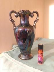 Seramik, sırlı, el boyamalı orijinal bir vazo.