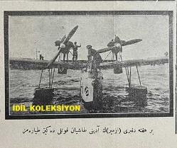 Osmanlıca Karagöz Mizah Dergisi-Gazetesi, Orijinal Dönem Basım, (Ottoman Magazine-Newspaper-Journal Illustré Cara-Gueuz) - 13 Nisan 1927 - Sayı: 1990 - Karikatürist Kozma Togo'nun Benito Mussolini'yi Tasvir Eden Çalışması: Sinyor Mussolini İngiltere'ye Tekmil Haberi Veriyor. 