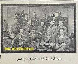 Osmanlıca Karagöz Mizah Dergisi-Gazetesi, Orijinal Dönem Basım, (Ottoman Magazine-Newspaper-Journal Illustré Cara-Gueuz) - 13 Nisan 1927 - Sayı: 1990 - Karikatürist Kozma Togo'nun Benito Mussolini'yi Tasvir Eden Çalışması: Sinyor Mussolini İngiltere'ye Tekmil Haberi Veriyor. 